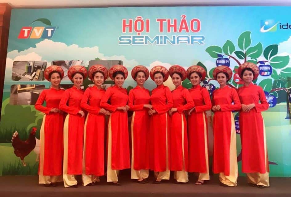 Hội thảo SEMINAR TVT hấp dẫn với đội ngũ lễ tân áo dài đỏ chuyên nghiệp