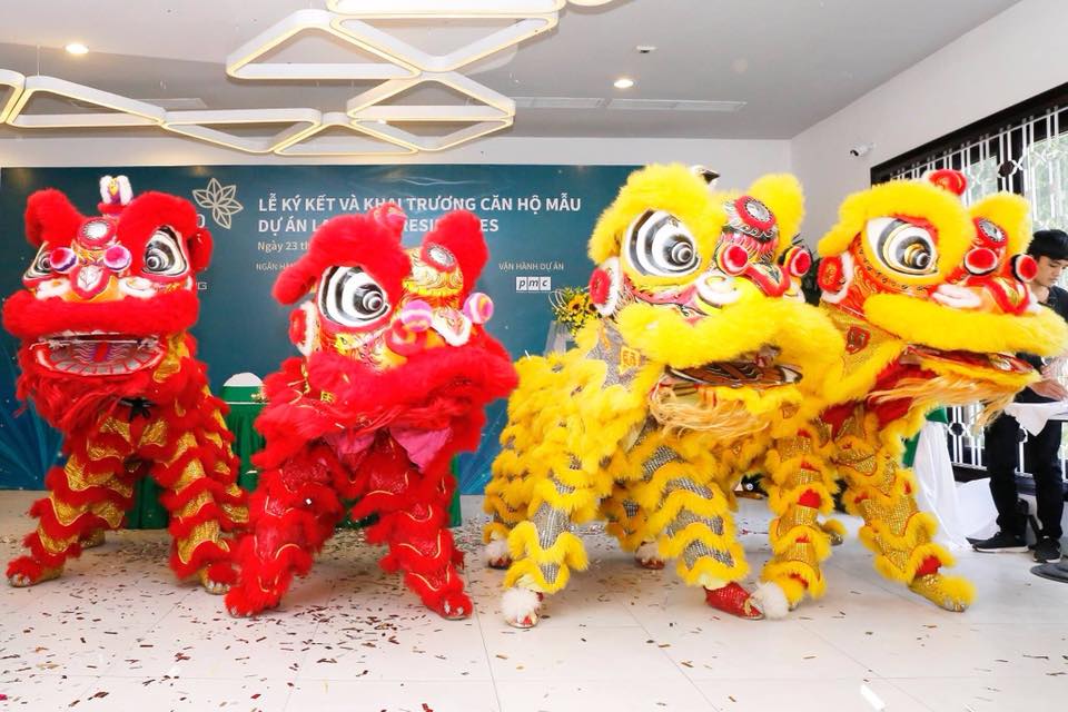 Múa lân sư rồng cầu may mắn cho tổ chức lễ ký kết hợp đồng và khai trương căn hộ mẫu