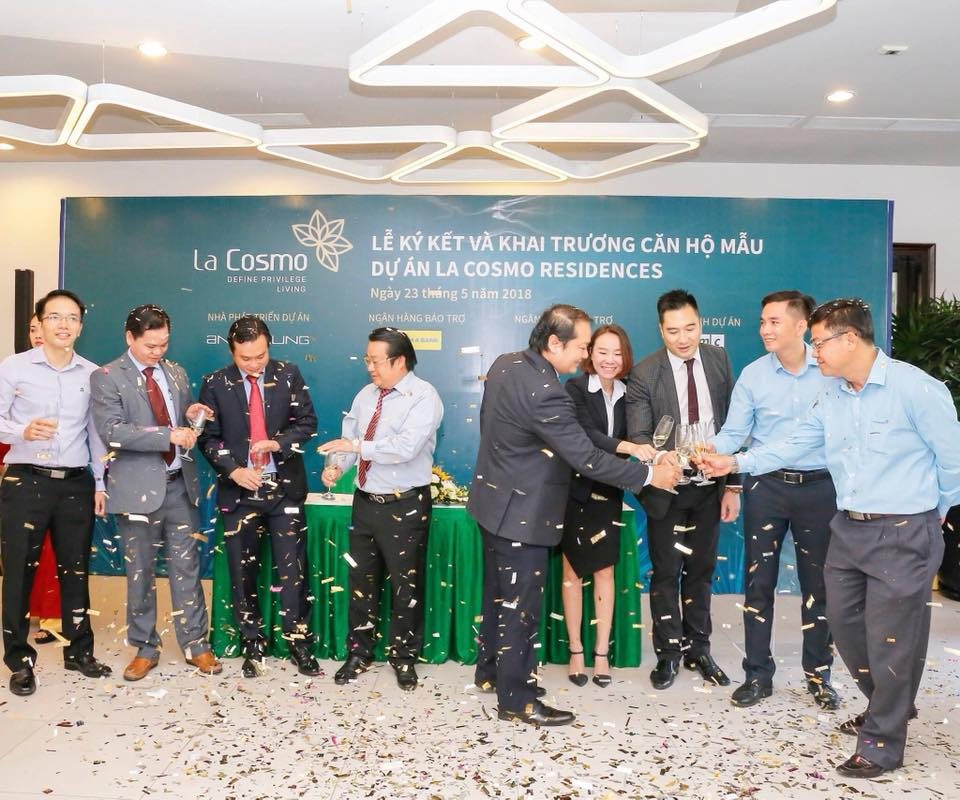 Cụm ly, chúc mừng buổi tổ chức lễ ký kết hợp đồng diễn ra thành công tốt đẹp