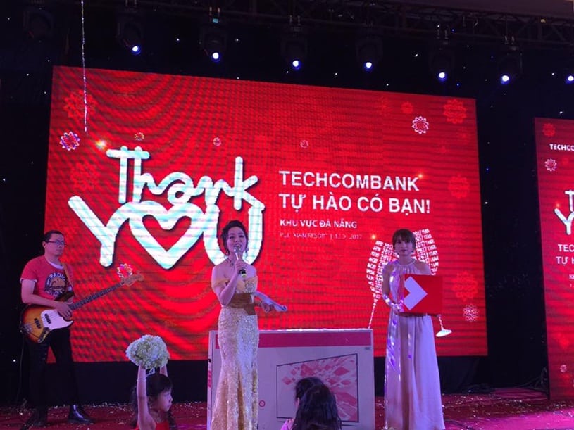 Cho thuê màn hình led tiệc tri ân khách hàng TechComBank Tự Hào Có Bạn