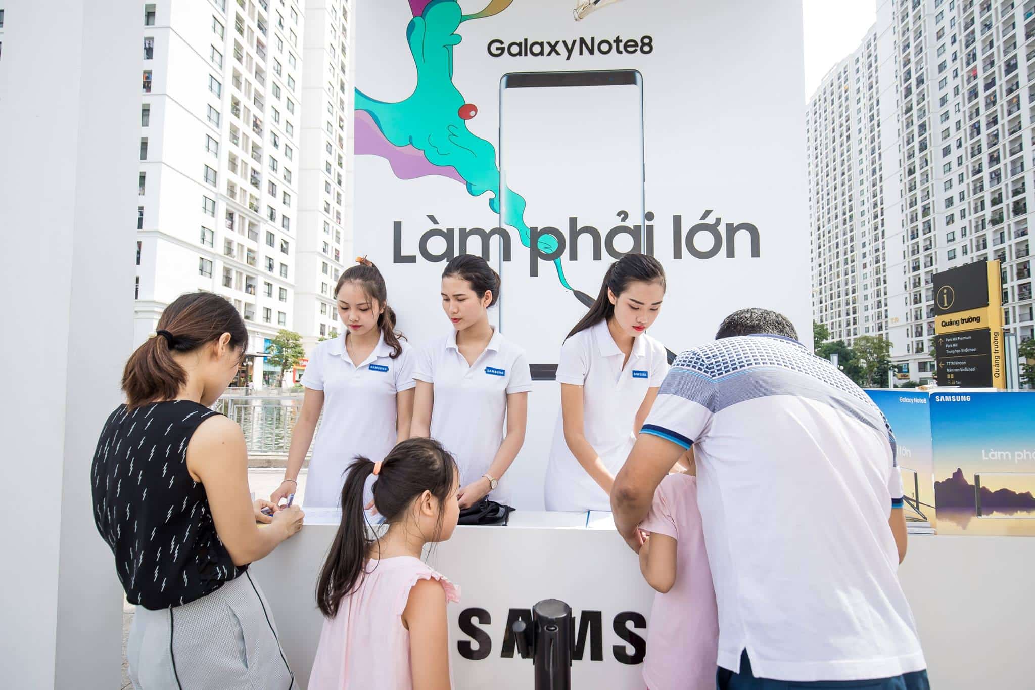 Tổ chức sự kiện bán hàng công ty Sam Sung, PG bán hàng tại quầy SamsungNote8