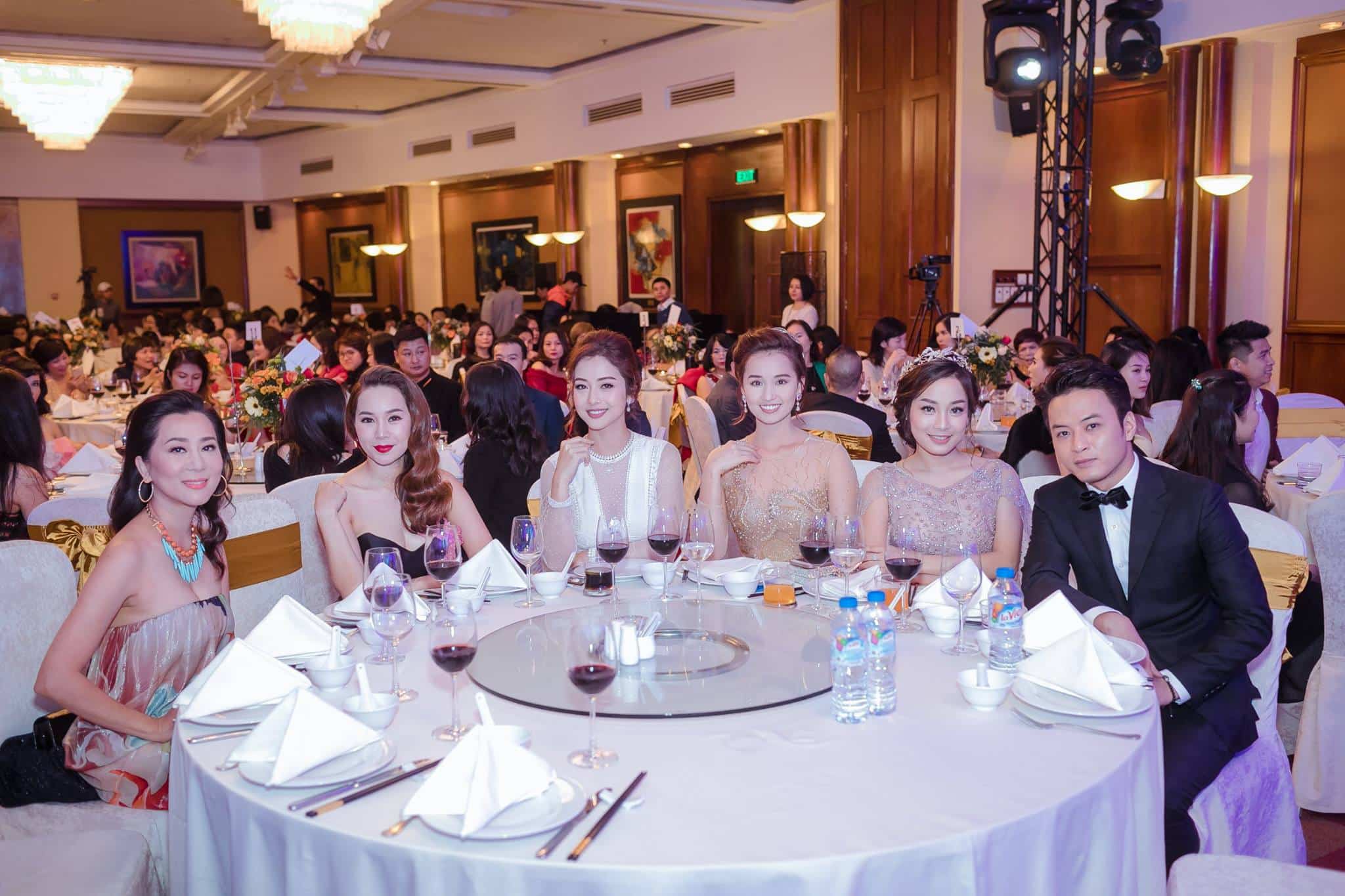 Dàn sao nổi tiếng đến dự sự kiện gala dinner của saigon smile spa