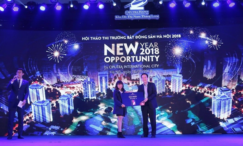 Đại diện đơn vị trao quà tặng cho quan khách tham dự may mắn trúng thưởng tại hội thảo bất động sản Hà Nội