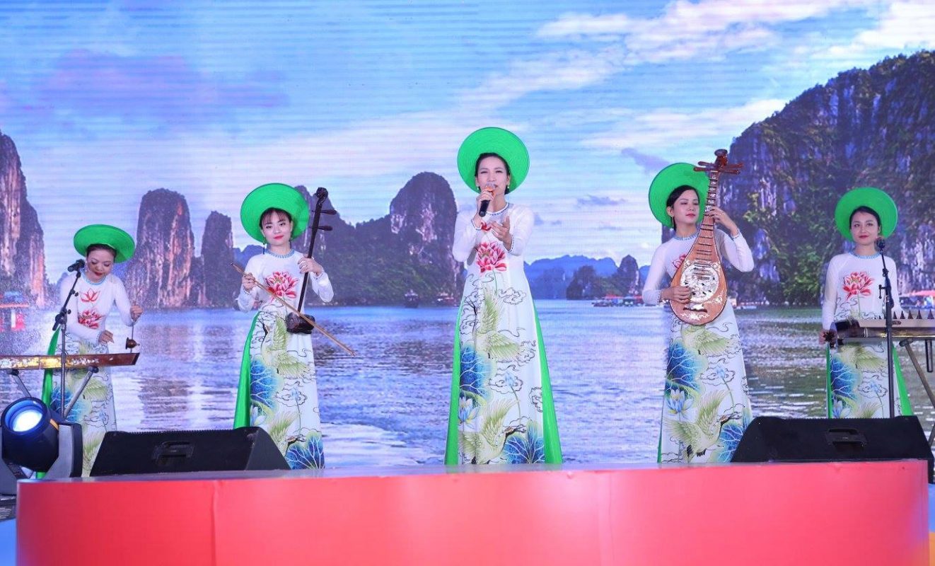 Ban nhạc tứ tấu dân tộc, ca sĩ, tại tổ chức lễ khánh thành nhà máy thức ăn chăn nuôi CJ
