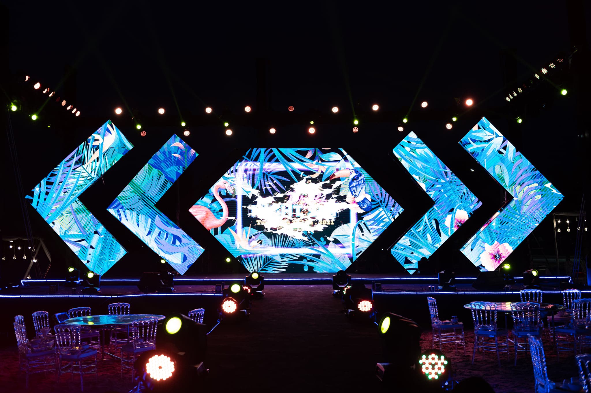 Sự kiện tại Tuần Châu, Quảng Ninh, với sân khấu trên cát