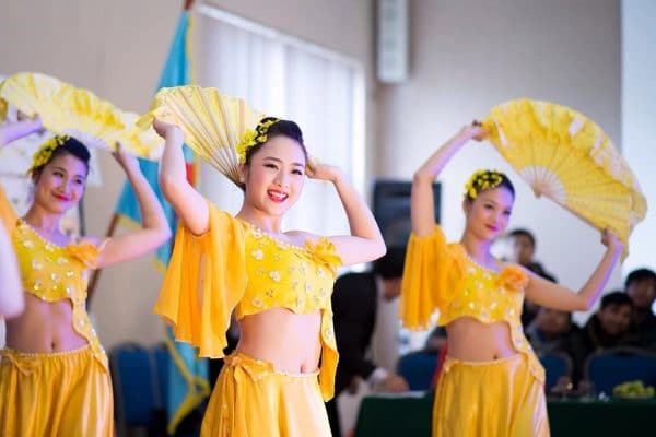 Nhóm múa trẻ trung, xinh đẹp
