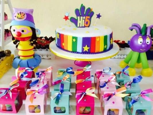 Phát quà cho các bé trước khi ra về