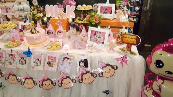 Cận cảnh trang trí bàn đón tiếp với khung ảnh, bánh kem, popcorn,...