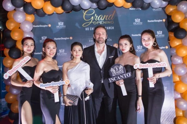 Giám đốc thương hiệu Incanto tại Việt Nam chụp ảnh lưu niệm cùng với các PG xinh đẹp đến từ sự kiện Á Châu 