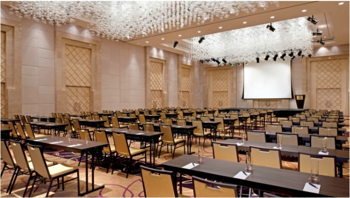 Địa điểm tổ chức họp báo cần đầy đủ các yếu tố về không gian và bối cảnh phù hợp