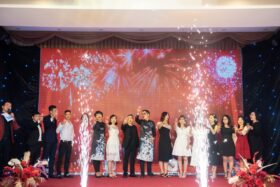 Khách mời cùng nhau chia sẻ những khoảnh khắc đáng nhớ trong buổi tiệc tất niên