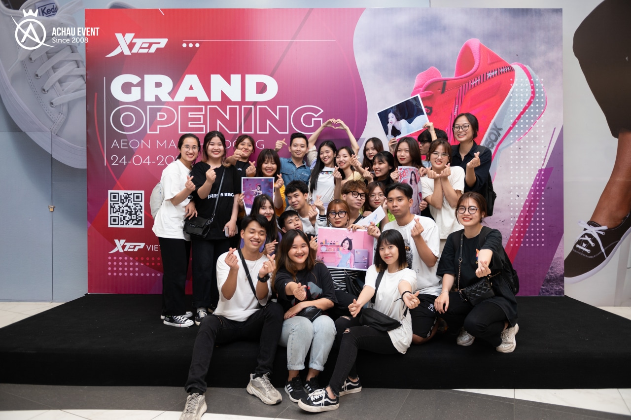 Ca sĩ Suni Hạ Linh chụp hình cùng fan tại sự kiện khai trương của XTEP