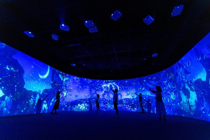 Khách mời được trải nghiệm sân khấu LED cong với công nghệ hologram hiện đại 