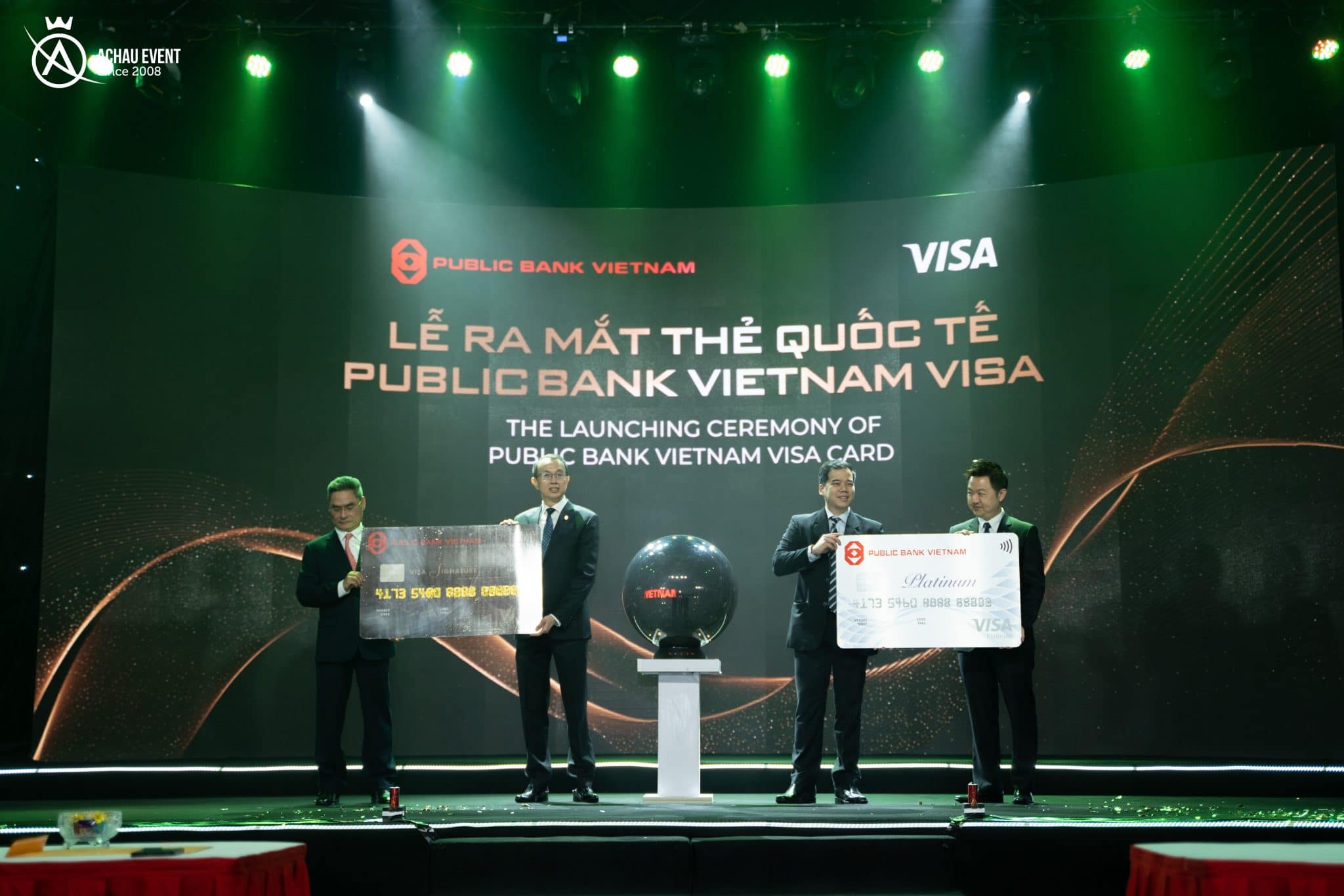 Đại diện Public Bank Vietnam và Visa với 2 mẫu thẻ Visa Signature và Visa Platinum