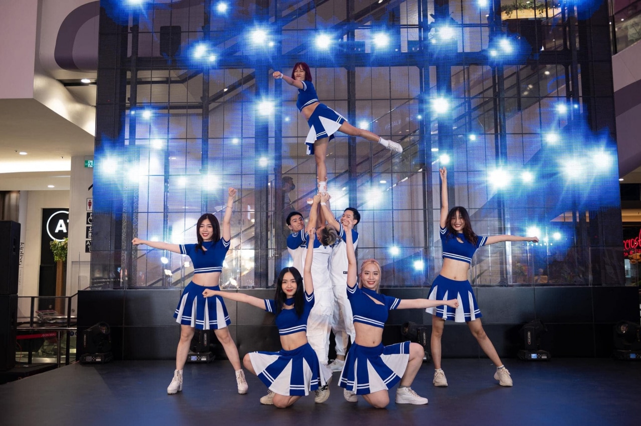 Nhóm nhảy cheerleding của Á Châu Event biểu diễn tại AEON MALL Hà Đông