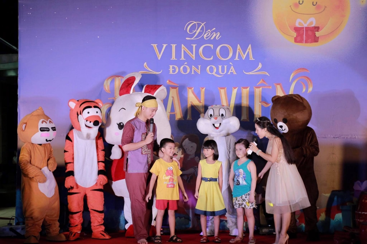 MC hoạt náo của Á Châu event dẫn tiệc trung thu tại Vincom
