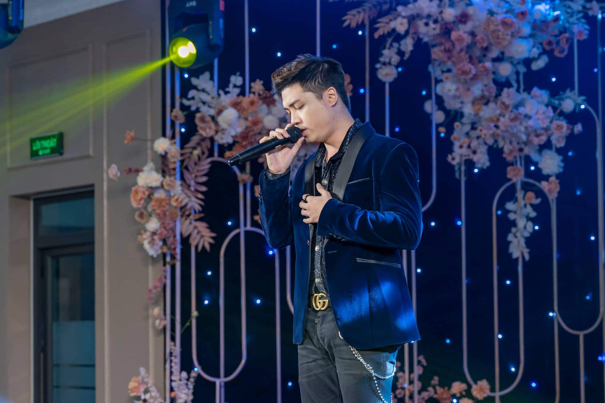 Ca sĩ Quang Vinh biểu diễn tại tiệc tri ân công ty Trường Foods