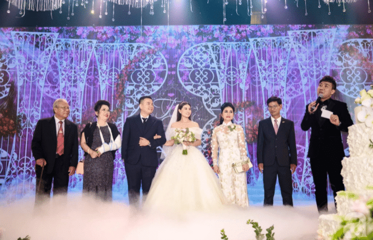 MC Trấn Thành dẫn dắt tiệc cưới của đạo diễn Nhất Trung