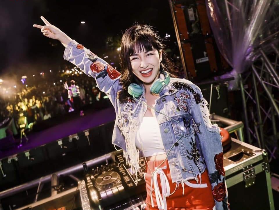 DJ Trang Moon với ngoại hình trẻ trung, nóng bỏng tại một sự kiện âm nhạc