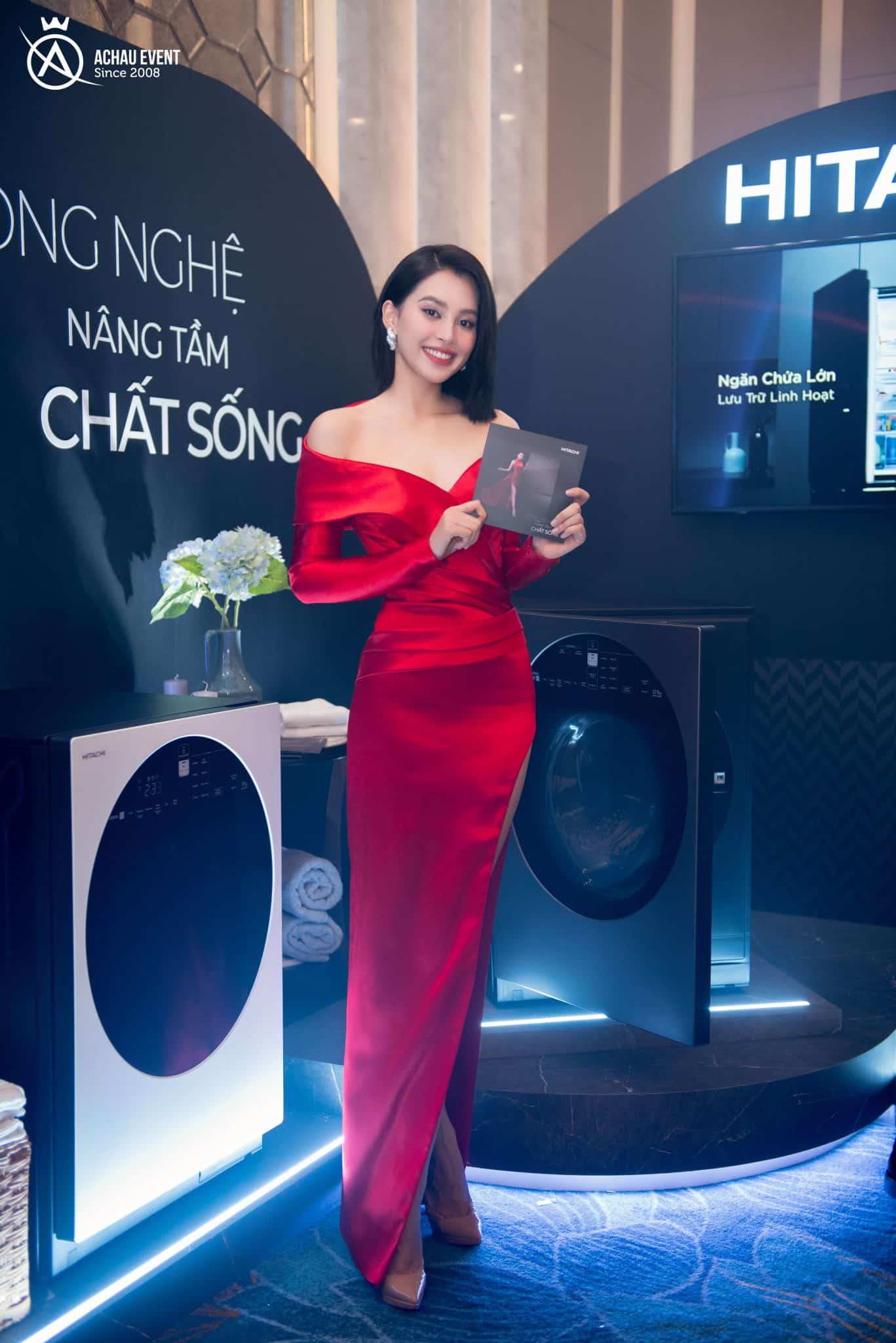 Hoa hậu Tiểu Vy chụp hình cùng sản phẩm