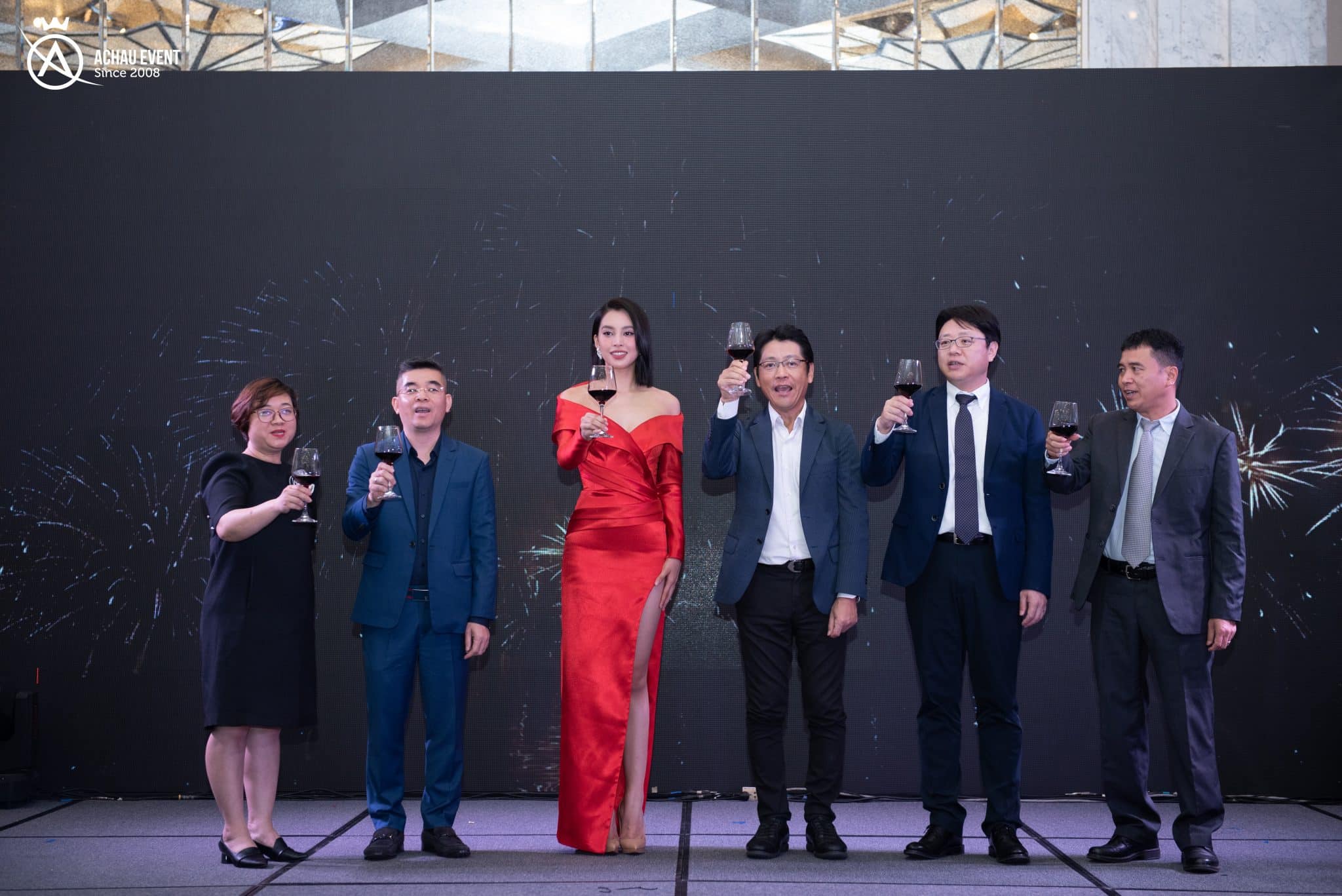 Hoa hậu Tiểu Vy cùng địa diện BLĐ nâng ly khai tiệc