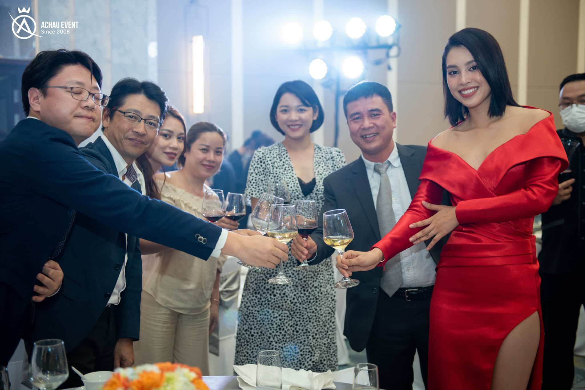 Hoa hậu Tiểu Vy dự tiệc cùng khách mời