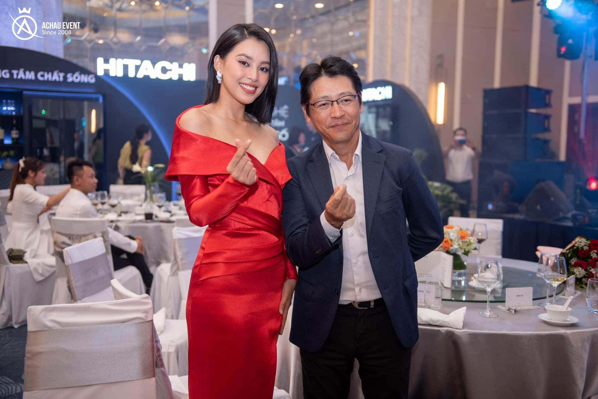 Đại diện TGĐ HITACHI chụp hình cùng Hoa hậu Tiểu Vy